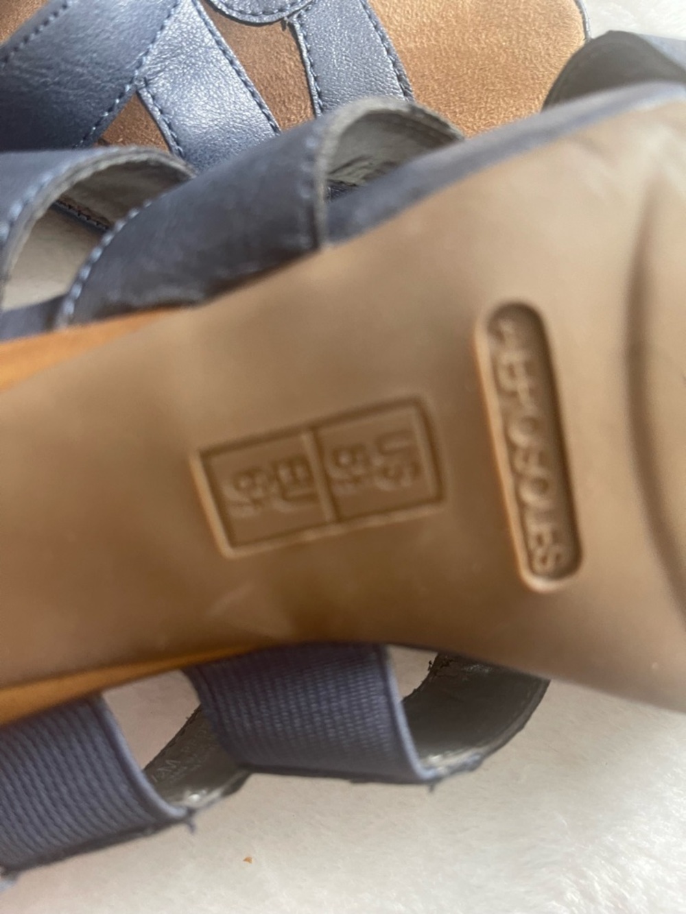 Aerosoles heels with navy leather straps - Picture 5 of 5